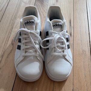 adidas boys White and Black Low-Top Sneakers